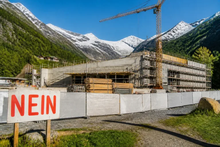 Saas-Grund sagt Nein zur 14-Millionen-Finanzspritze – Saastalhalle wird Bauruine