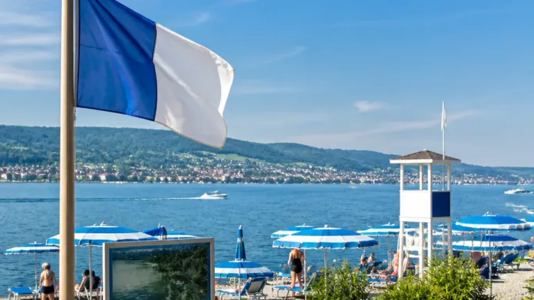 Welche Gardasee-Strände nun mit der «Blauen Flagge» glänzen – ein Hinweis für Baden-Reisende