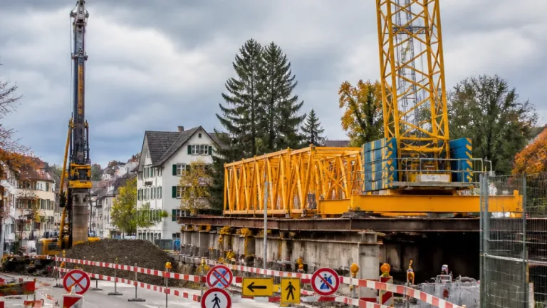 Wetzikon: Grosser Raupenkran bereitet Brückeneinsatz über Usterstrasse vor