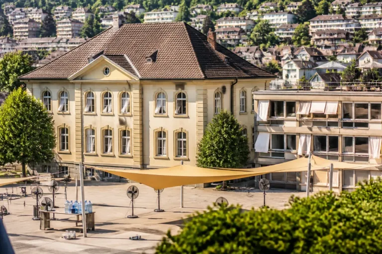 Wie Hitzewellen Baden treffen: Schutzbedarf in Schulen, Heimen und Wohnungen