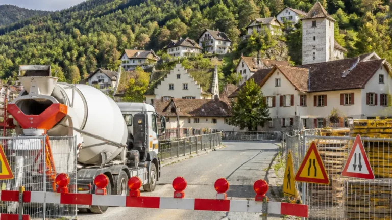 Wiederaufnahme der Bauarbeiten: Strasse Brücke Bot–Scudriel in Domat/Ems zeitweise gesperrt