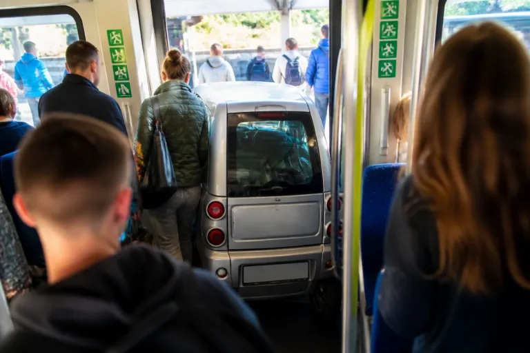 MicroCar im Zug: Sicherheitsfrage und Unmut bei Fahrgästen nach PV-Anfahrt in Bümpliz Süd