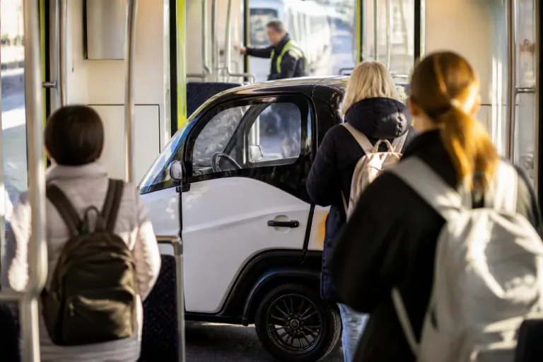 Zug: Microcar im BLS-Zug – Reise mit Kleinfahrzeug stösst auf Sicherheitsbedenken